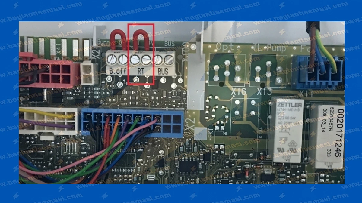 Oda Termostatı Bağlantı Şeması ve Kurulum Rehberi 2 Kombi anakartı üzerinde yer alan oda termostatı bağlantı noktası olan kırmızı köprülü RT klemensi.